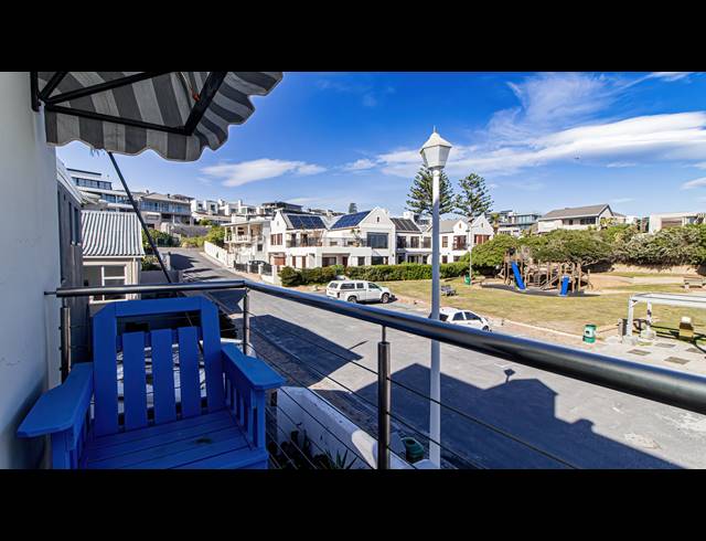 4 BEDROOM HOUSE FOR SALE IN BEACHFRONT